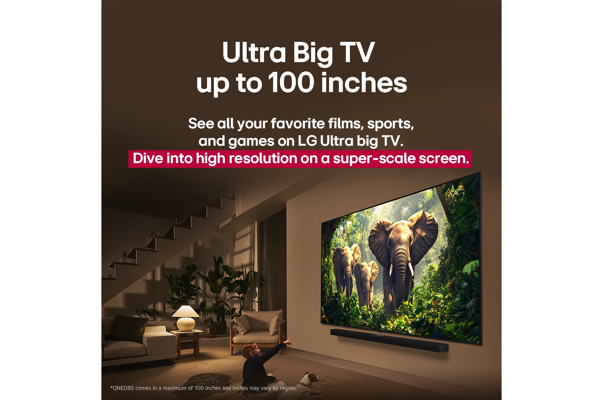 Dívka a pes sedí p?ed televizorem LG QNED TV umístěnym na stěně, ktery zobrazuje t?i slony krá?ející směrem ven nad soundbarem LG Soundbar. Titulek popisuje, ?e ka?dá akce je na obrovském plátně napínavěj?í.
