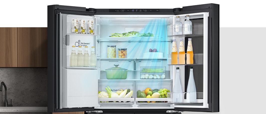 Otev?ená chladni?ka LG s uspo?ádanymi potravinami, lahvemi a zásuvkami, rovnoměrně chlazená modrym světlem DoorCooling?.