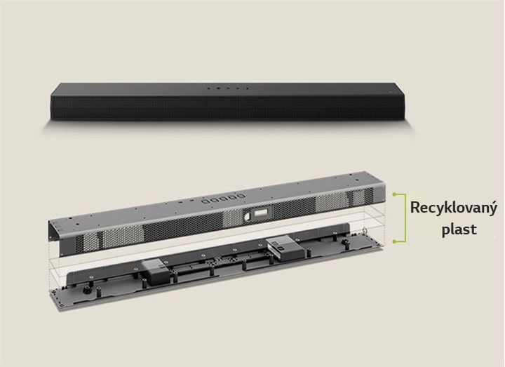 Je zde ?elní pohled na soundbar zezadu a vyobrazení soundbaru v kovovém rámu zep?edu. Nakloněny pohled na zadní stranu kovového rámu soundbaru s nápisem ?Recycled Plastic“ na okraji rámu.