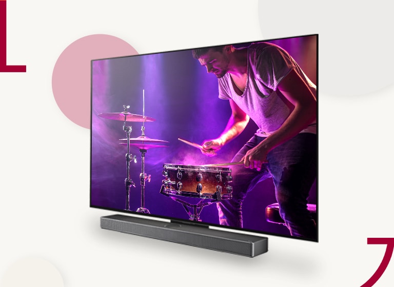 Obrázek televizoru LG OLED C3 a?soundbaru  na krémovém pozadí s?barevnymi kruhy. Na obrazovce je mu? hrající na bicí.