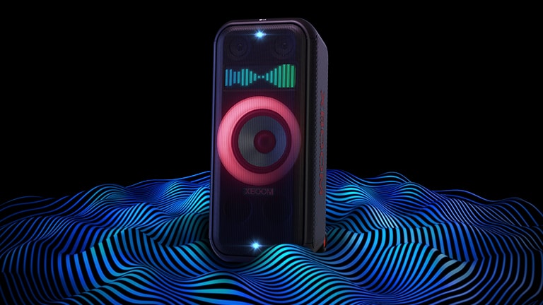 LG XBOOM XL7S je postaven v?nekone?ném prostoru. Svítí ?ervené osvětlení wooferu a?dvojity stroboskop. V horní ?ásti reproduktoru se zobrazuje ekvalizér. Zvukové vlny vycházejí ze spodní ?ásti reproduktoru, co? znázorňuje jeho hluboké basy.