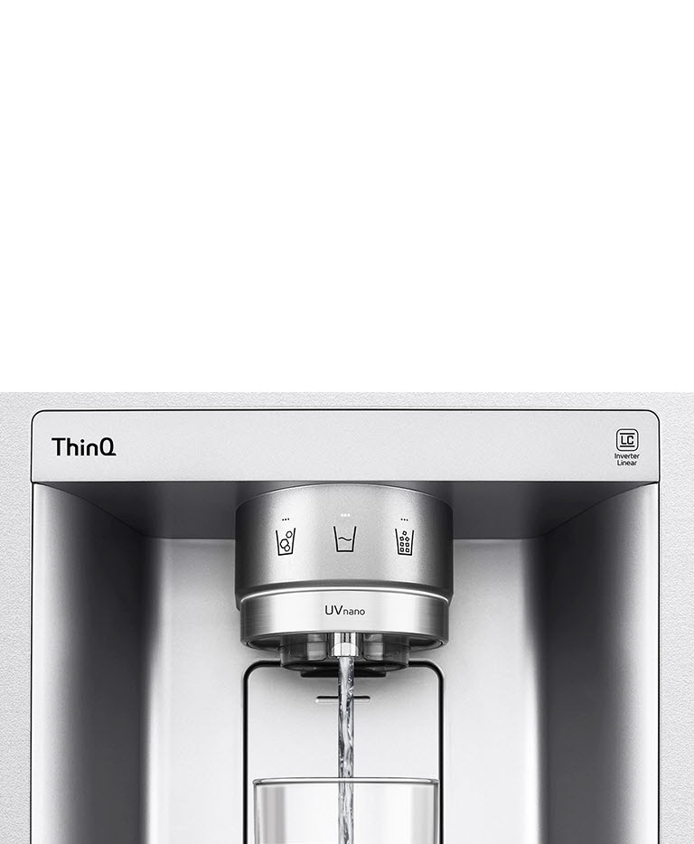 St?íbrny vodní dávkova? LG ThinQ s UVnano technologií plní sklenici vodou.