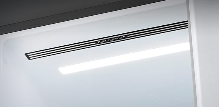 Diagonální pohled do horní ?ásti chladni?ky zobrazující tlumené LED osvětlení.