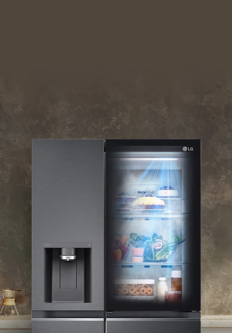 Pohled zep?edu na ?ernou chladni?ku LG InstaView, osvětleny obsah viditelny skrz dví?ka, s modrymi paprsky světla DoorCooling
