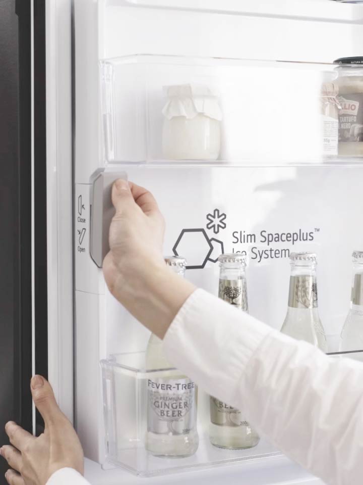 U?ivatel otevírá p?ihrádku Slim SpacePlus Ice System v lednici LG