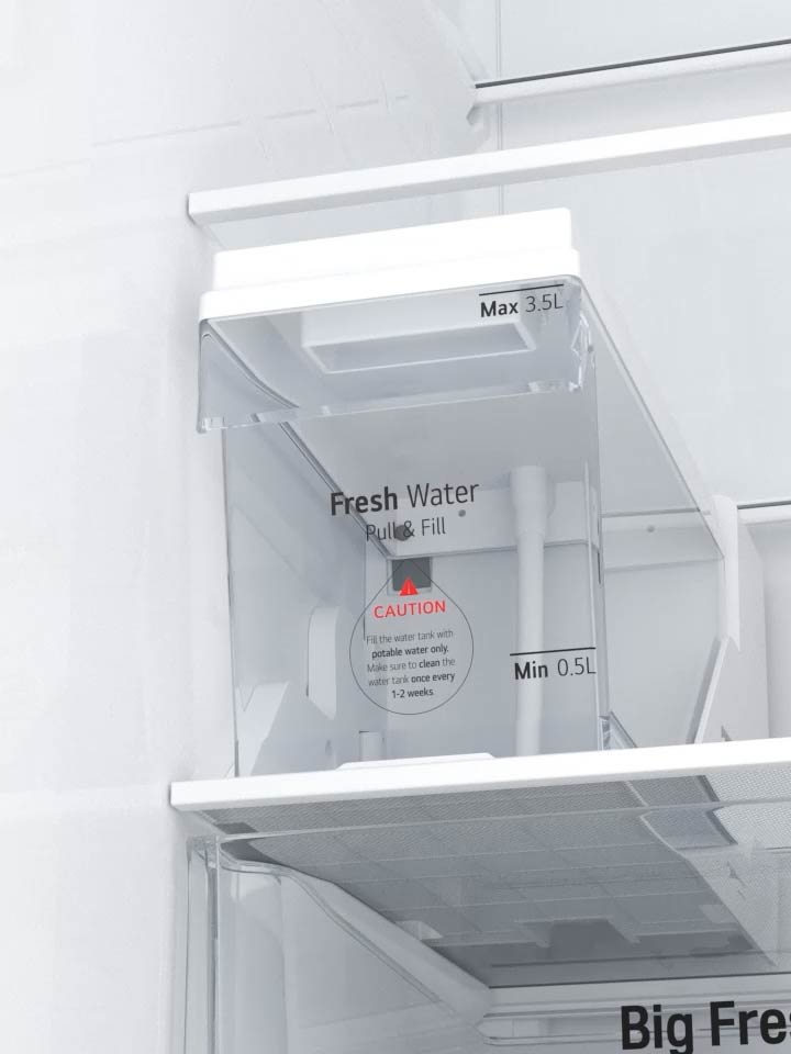 U?ivatel otevírá p?ihrádku Slim SpacePlus Ice System v lednici LG