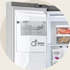 Detail prvního vestavěného vyrobníku ledu na světě z roku 2006 – LG SpacePlus? Ice System ve dve?ích lednice