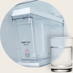 Detailní pohled na LG vyrobník ledu z roku 2007 s nádr?kou Pull & Fill a sklenicí vody p?ed ním