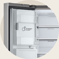 Detailní pohled na LG Slim SpacePlus? vyrobník ledu z roku 2010 integrovany ve dve?ích lednice pro maximální úsporu vnit?ního prostoru