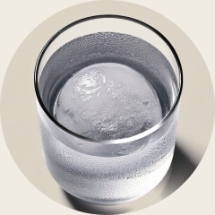 Sklenice vody s LG Craft Ice? (2019), kulaty led navr?eny pro pomalé tání a uchování chuti nápoje