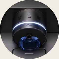 Detailní pohled na UVnano dávkova? LG z roku 2020 se zapnutym modrym UV LED světlem u vystupu na vodu.