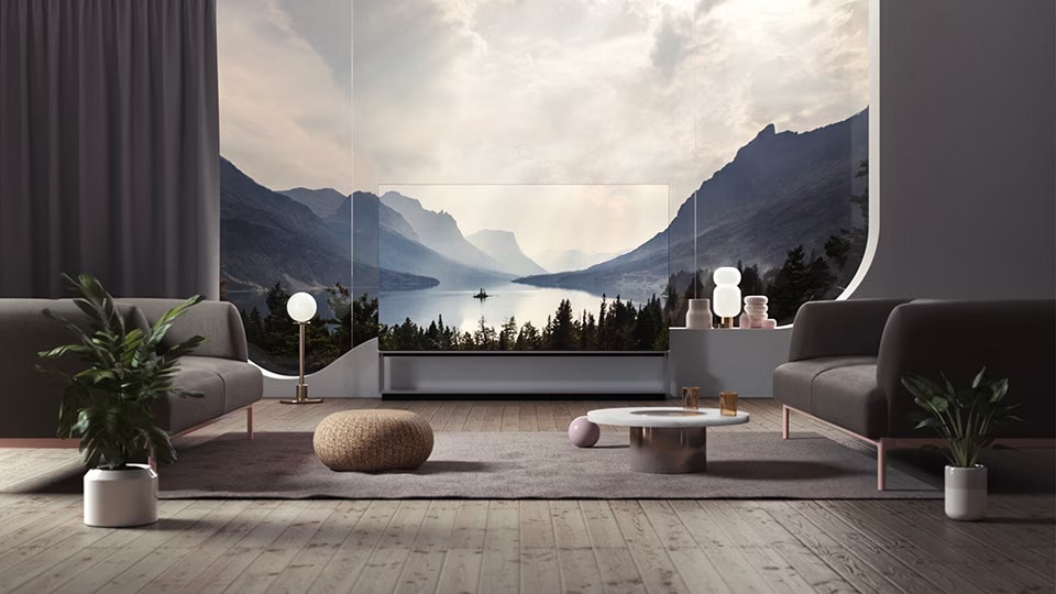 Televizor LG SIGNATURE OLED 8K je polo?en v obyvacím pokoji s jemnou p?irozenou scénou za oknem a také na jeho televizní obrazovce.