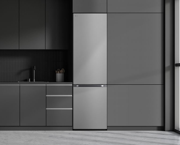 Moderní kuchyně s lednicí, která plynule zapadá do okolního nábytku a p?ipomíná vestavěny model.
