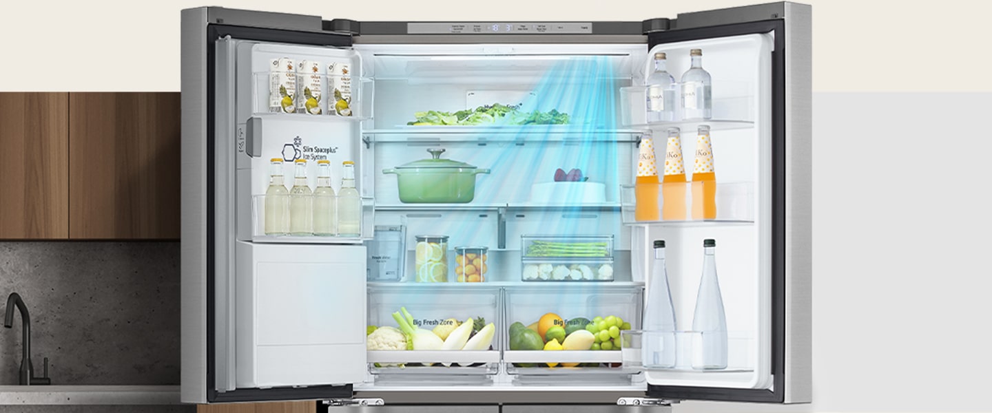 Otev?ená chladni?ka LG s uspo?ádanymi potravinami, lahvemi a zásuvkami, rovnoměrně chlazená modrym světlem DoorCooling?.