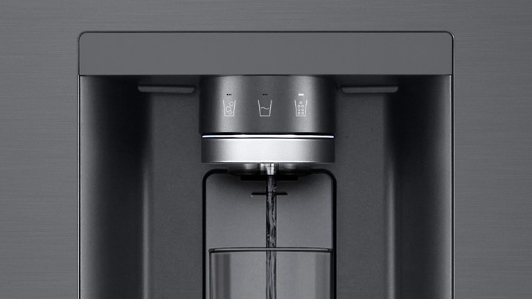 Automaticky dávkova? vody na lednici LG, st?íbrny, s ikonami pro led, vodu a d?us.