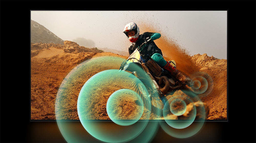 Mu? jedoucí na motocyklu po polní cestě s jasnou grafikou kruhu kolem motocyklu.