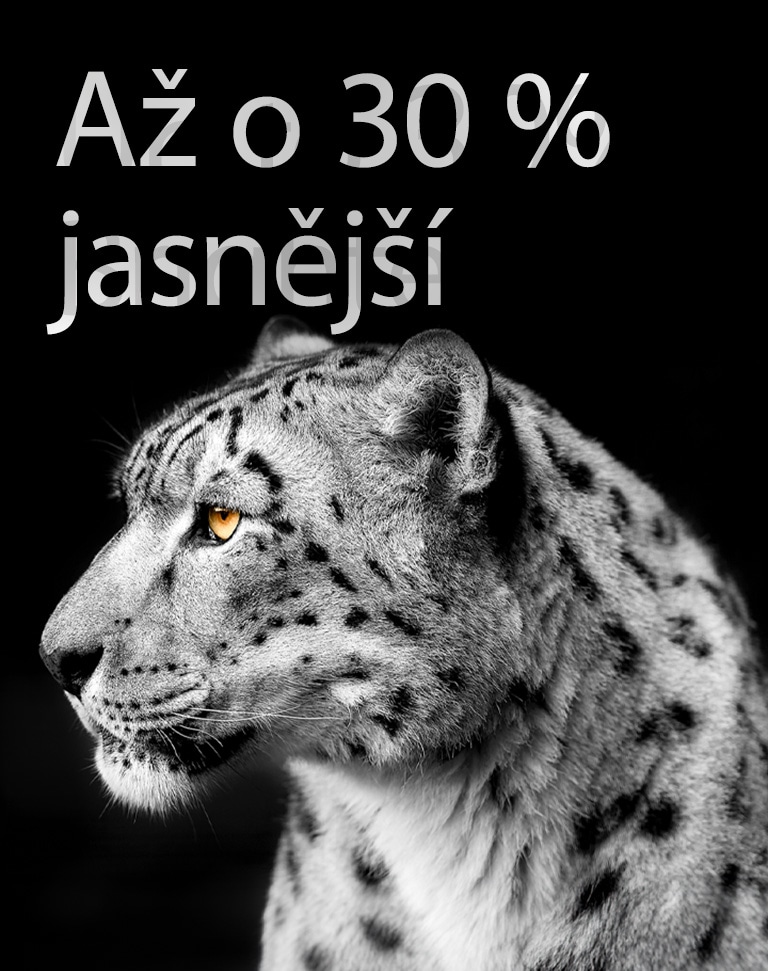 Bíly leopard ukazuje svou bo?ní tvá? na levé straně snímku. Nápis ?A? o 30 % jasněj?í“ se zobrazuje vlevo.