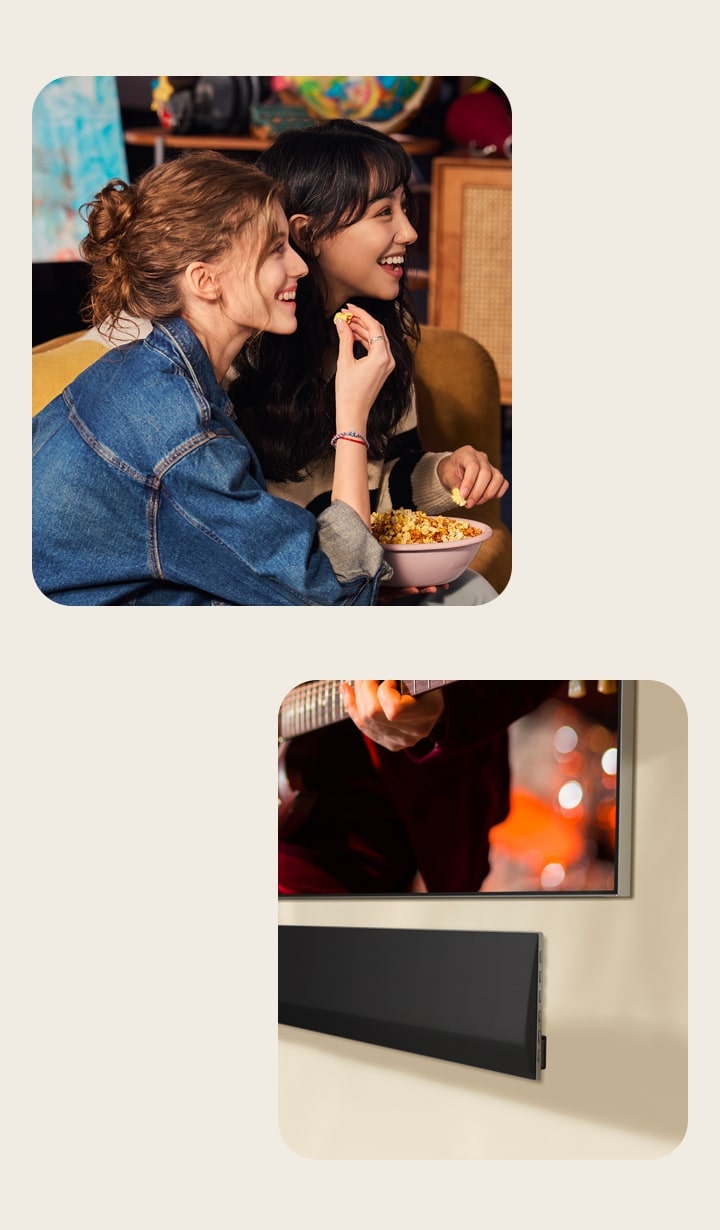 Dvě ?eny sedí na pohovce a jedí popcorn. Detailní bo?ní záběr pravého dolního rohu televizoru LG p?ipevněného na zdi a soundbaru LG p?ipevněného na zdi pod ním.