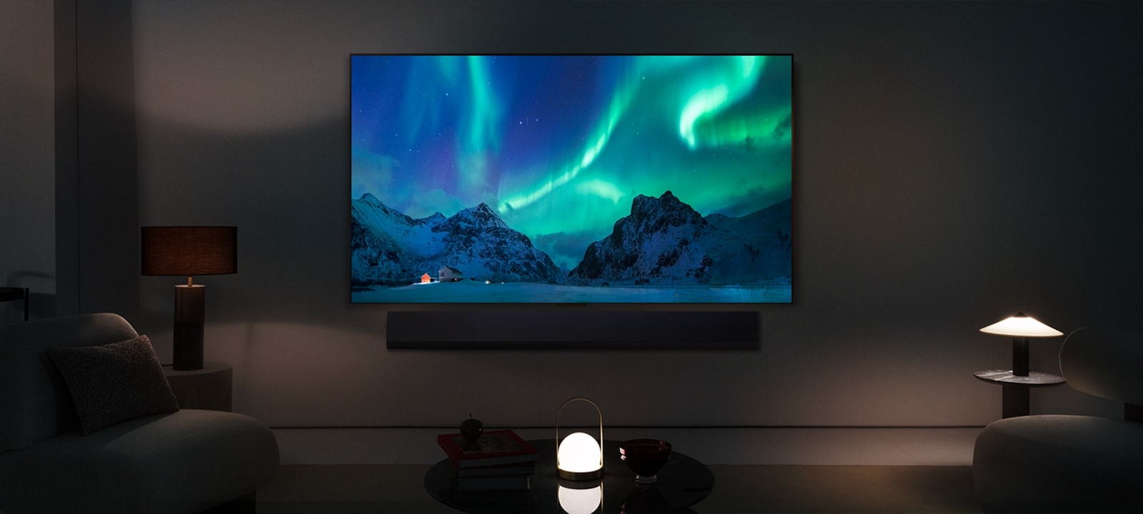 LG OLED TV a LG Soundbar v moderním obyvacím prostoru v noci. Na obrazovce se zobrazuje obraz polární zá?e s ideální úrovní jasu.
