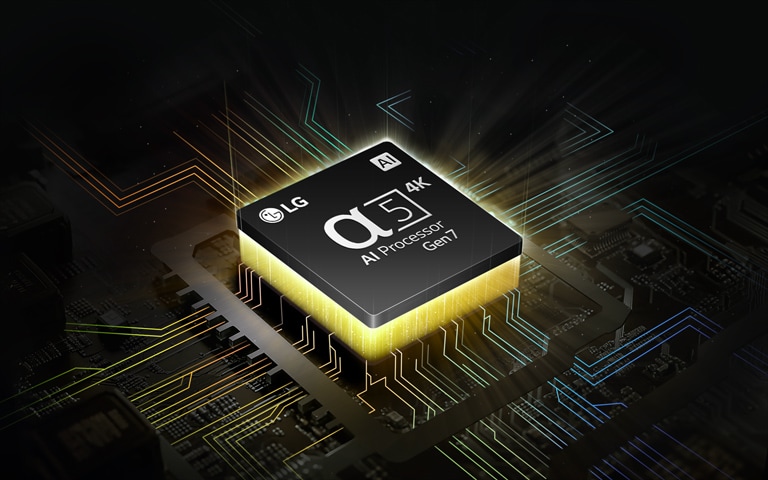 Procesor LG alpha 5 AI 4K Gen7 se ?lutym světlem vyza?ujícím zespodu a barevnymi linkami na desce plo?nych spoj? odbo?ujícími z procesoru AI.