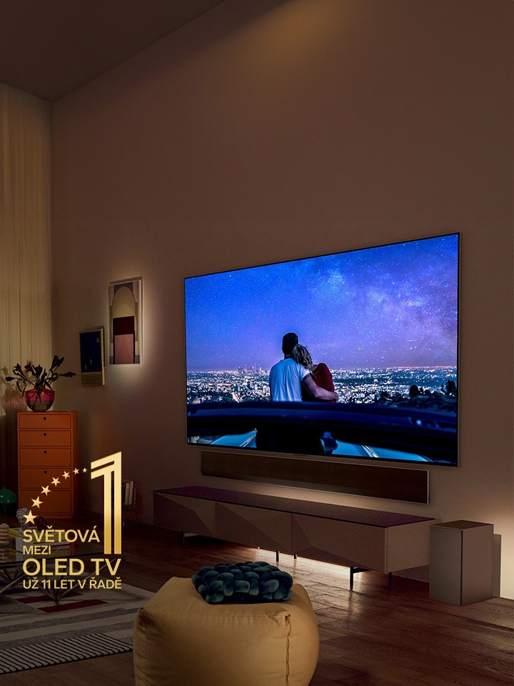 Letecky pohled na mu?e a ?enu sledující koncert na velkém OLED televizoru v moderním bytě. Na obrázku je emblém ?Světová jedni?ka mezi OLED televizory ji? 11 let“. Prohlá?ení o vylou?ení odpovědnosti: ?Zdroj: Omdia. Za?ízení dodaná v letech 2013–2023. Vysledky nep?edstavují doporu?ení spole?nosti LG Electronics. Jakékoli spoléhání se na tyto vysledky je na vlastní riziko t?etí strany. Více informací najdete na https://www.omdia.com/.“