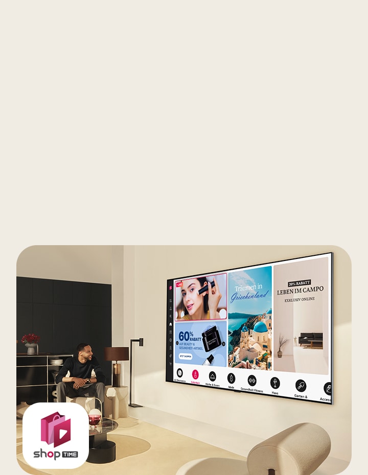 Ein Paar schaut sich die Home-Shopping-Kan?le auf einem gro?en, an der Wand befestigten LG TV in einem modernen Wohnbereich an. 