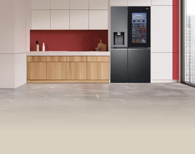 Ein Bild einer Küche mit einem LG Kühlschrank.