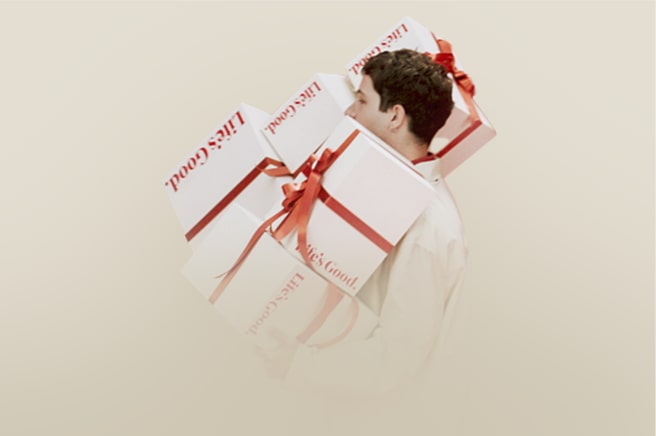 Ein Mann tr?gt mehrere Kartons mit der Verpackung der LG Member Days.