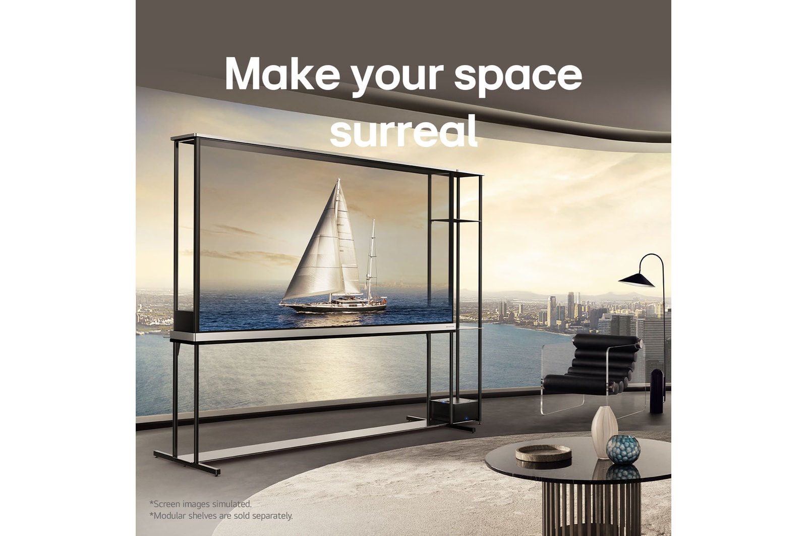 Wohnzimmer einer Dachgeschosswohnung mit einem LG Signature OLED T am raumhohen Panoramafenster. Vor dem Fenster bietet sich ein sch?ner Blick auf eine Stadtlandschaft an einem Gew?sser. Auf dem Fernsehbildschirm ist eine Yacht zu sehen, aber da der Fernseher im transparenten Modus ist, sieht die Yacht aus, als würde sie drau?en im echten Wasser schwimmen.
