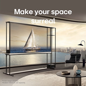 Wohnzimmer einer Dachgeschosswohnung mit einem LG Signature OLED T am raumhohen Panoramafenster. Vor dem Fenster bietet sich ein sch?ner Blick auf eine Stadtlandschaft an einem Gew?sser. Auf dem Fernsehbildschirm ist eine Yacht zu sehen, aber da der Fernseher im transparenten Modus ist, sieht die Yacht aus, als würde sie drau?en im echten Wasser schwimmen.