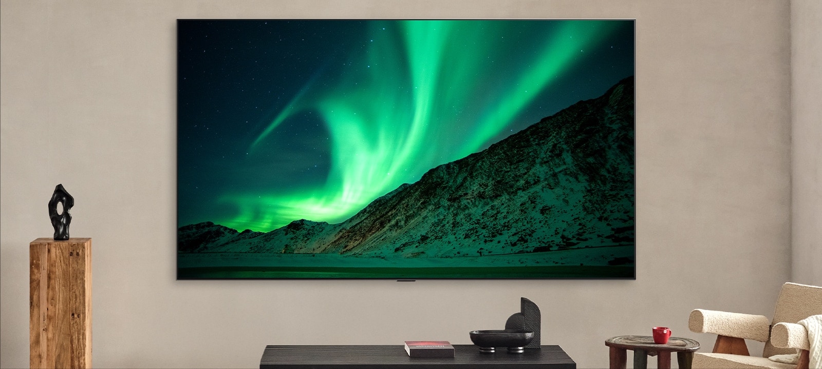 LG TV in einem modernen Wohnraum bei Tag. Die Aufschrift besagt: ?Tag“. AI Brightness Control sorgt dafür, dass das Bild der Aurora Borealis auf dem Fernseher mit der perfekten Helligkeitsstufe für das Licht im Raum angezeigt wird.