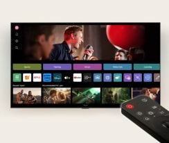 Die LG webOS-Oberfl?che mit der AI Magic Remote-Fernbedienung im Vordergrund. Die Vorschaubilder auf der Benutzeroberfl?che zeigen personalisierte Inhaltsempfehlungen von AI Voice ID.