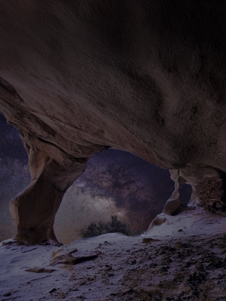 Triste abendliche Naturlandschaft, Blick auf den Nachthimmel unter einer Felsformation. Grafiken erscheinen, um den visuellen Verbesserungsprozess von OLED Dynamic Tone Mapping Pro zu zeigen. Die resultierende Landschaft hat einen viel besseren Kontrast, mit Sternen, die jetzt am Nachthimmel sichtbar sind, dunkleren Schwarzt?nen und insgesamt helleren Wei?t?nen. 