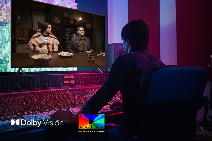 Ein Regisseur vor einem Bedienfeld geht den Film ?Killers of the Flower Moon“ auf einem LG OLED TV durch. Unten links das Dolby Vision-Logo und das FILMMAKER MODE-Logo.