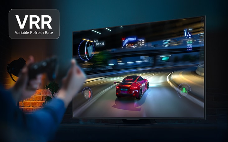 H?nde, die einen Game Controller vor einem Fernseher mit einem Autorennen-Game auf dem Bildschirm halten. Zu sehen ist das VRR-Logo für ?Variable Bildwiederholrate“.