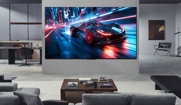 Wohnzimmer mit einem an der Wand befestigten ultragro?en LG TV. Auf dem Bildschirm ist ein Autorenn-Game zu sehen. Aufgrund der Bildschirmgr??e fühlt sich der Inhalt so viel fesselnder an.