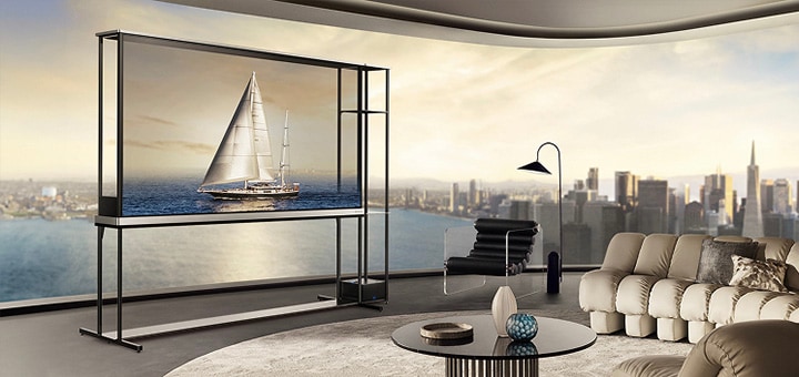 LG OLED T4 in einer Penthouse-Wohnung. Die Fenster geben den Blick auf die Skyline der Stadt und das Meer frei. Der LG OLED T4 zeigt im transparenten Modus das Bild einer Yacht. Durch die Position des Fernsehger?ts und die Transparenz des Bildschirms wirkt es, als würde die Yacht drau?en auf dem Meer schwimmen.