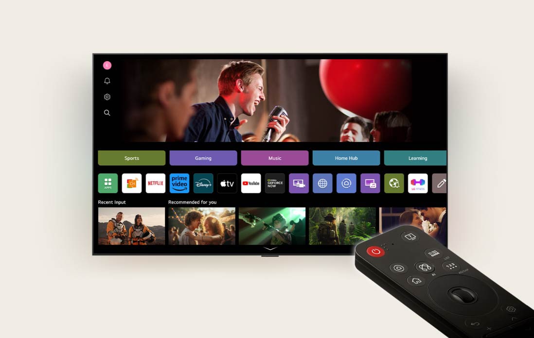 Eine vierk?pfige Familie ist um einen LG AI TV versammelt. Um die Person, welche die Fernbedienung h?lt, erscheint ein Kreis mit ihrem Namen. Hier wird gezeigt, wie AI Voice ID die Stimmsignatur eines jeden Benutzers erkennt. Die webOS-Oberfl?che zeigt dann, wie die AI automatisch das Konto wechselt und personalisierte Inhalte empfiehlt.