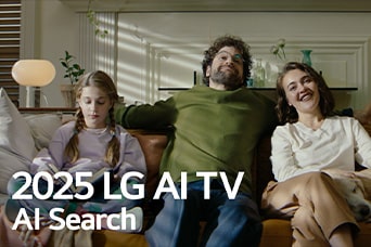 Titel wird angezeigt, 2025 LG AI TV, Al Search. Eine dreik?pfige Familie sitzt auf der Couch im Wohnzimmer.