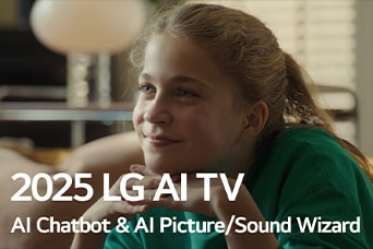 Titel wird angezeigt, 2025 LG AI TV, Al Chatbot & Al Picture/Sound Wizard. Ein M?dchen sitzt, l?chelt und schaut in die Ferne.