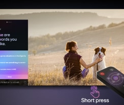 LG AI Magic Remote vor einem LG TV-Bildschirm. Auf dem Bildschirm erscheint eine personalisierte Begrü?ung durch die LG AI mit benutzerdefinierten Schlüsselw?rtern, die auf dem Such- und Sehverlauf des Benutzers basieren. An der Fernbedienung befinden sich ein Symbol und ein Hinweis darauf, dass die AI Concierge-Funktion mit einem kurzen Druck auf den AI Button leicht zug?nglich ist. 