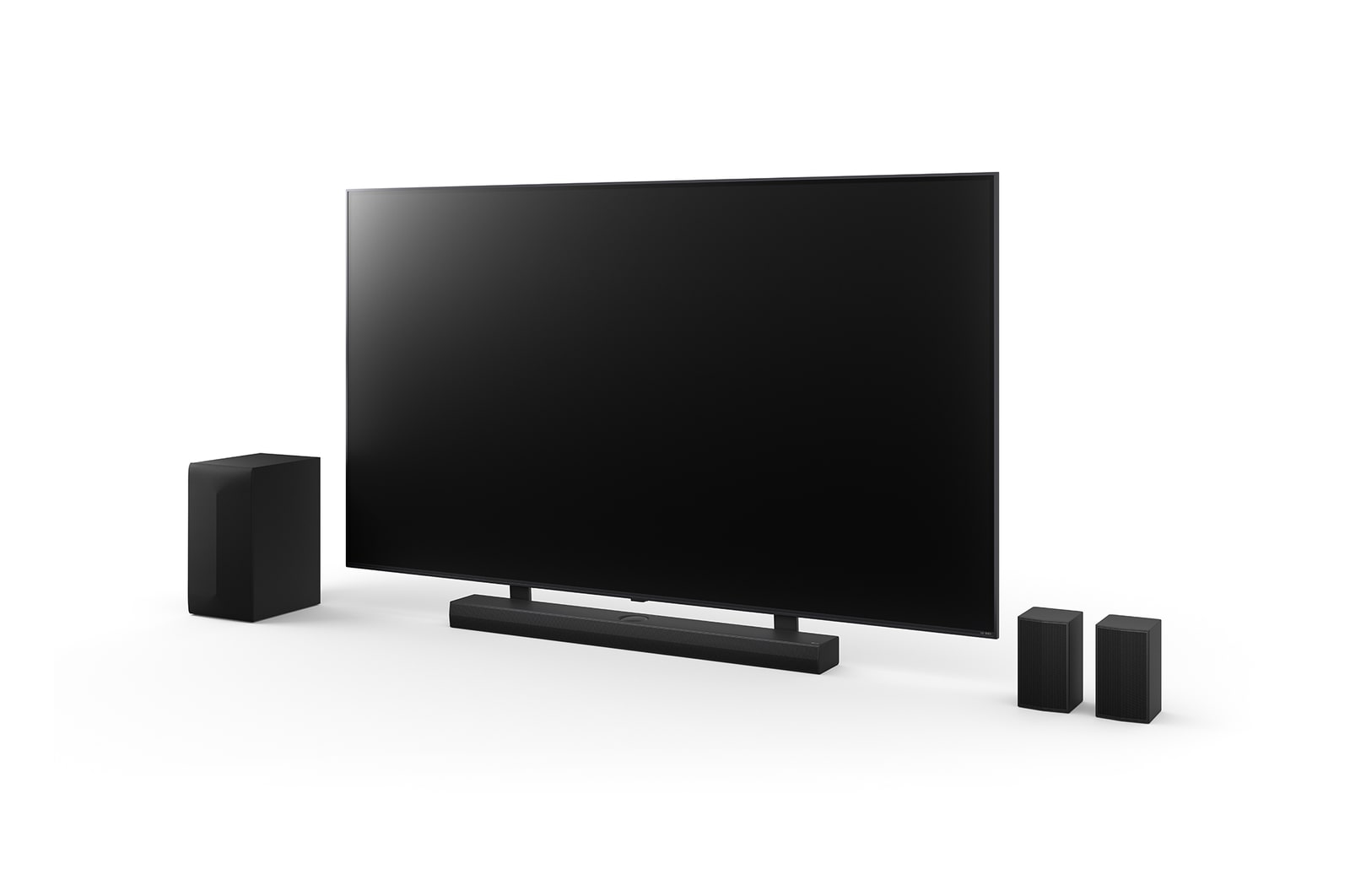 Schr?gansicht des 75-Zoll LG QNED, LG Soundbar S75TR, hintere Lautsprecher und Subwoofer