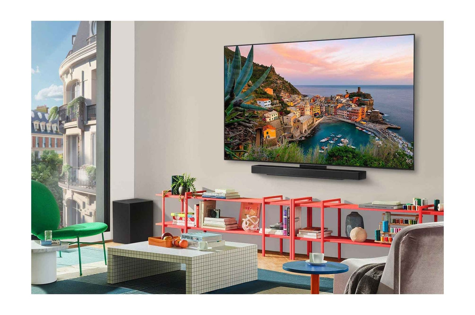 Auf dem Bildschirm eines LG OLED-Fernsehers befindet sich die webOS 25-Startseite, die mit Apps und Unterhaltungsinhalten gefüllt ist. Neben dem Fernseher befindet sich die LG AI Magic Remote-Fernbedienung. Der AI Button ist hervorgehoben, als ob sie durch die Stimme des Benutzers aktiviert wurde. Daneben befindet sich eine Sprechblase, die auf "Mein Profil" umschaltet. Der kurze Text erkl?rt, wie Nutzer nun ihre Stimme mit ihrem pers?nlichen Profil synchronisieren k?nnen, um eine einfachere Navigation und personalisierte Empfehlungen zu erhalten.