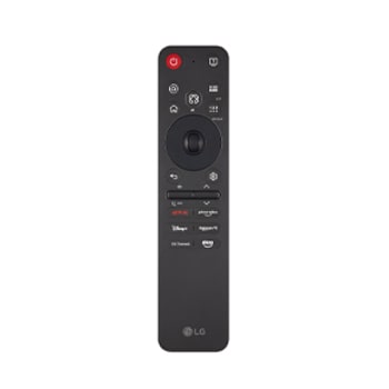 Weite Ansicht eines Wohnzimmers in einem hochwertigen Haus. Ein Mann sieht sich einen Film auf seinem an der Wand montierten LG OLED-Fernseher an. Das Design des Fernsehers fügt sich elegant in die Wand und die Inneneinrichtung ein.