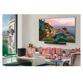 Gro?ansicht eines stilvollen und farbenfrohen Wohnzimmers. Der LG OLED evo AI C5 4K Smart TV ist an der Wand montiert, darunter befindet sich eine LG Soundbar. Das Design des Fernsehers fügt sich gut in den Raum ein. Auf dem Fernsehbildschirm ist ein buntes Kunstwerk zu sehen. 