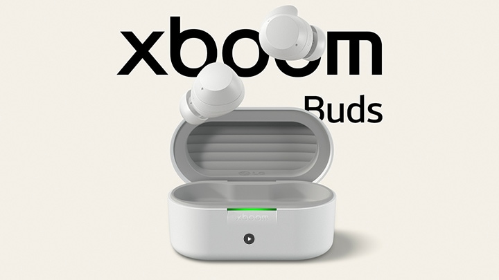 Die Ladehülle der xboom Buds ist vollst?ndig ge?ffnet, und zwei Ohrh?rer schweben darüber.