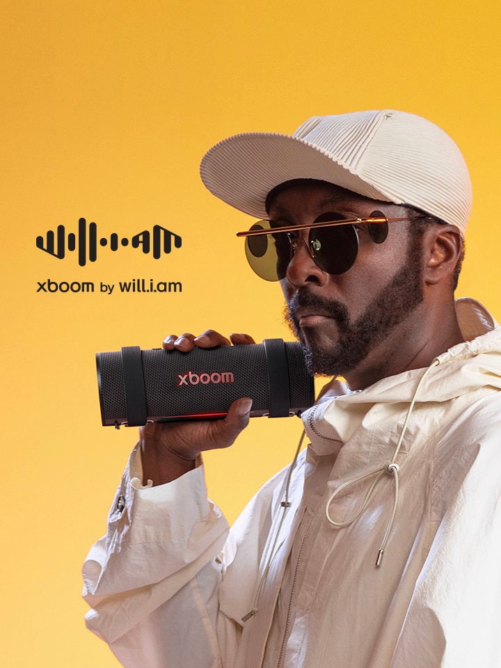 will.i.am in wei?em Outfit h?lt xboom Grab.	