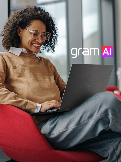 Eine Person, die bequem in einem modernen Stuhl sitzt und l?chelnd an einem LG gram-Laptop arbeitet. Das ?gram AI“-Logo ist auf dem Bild deutlich zu sehen.	