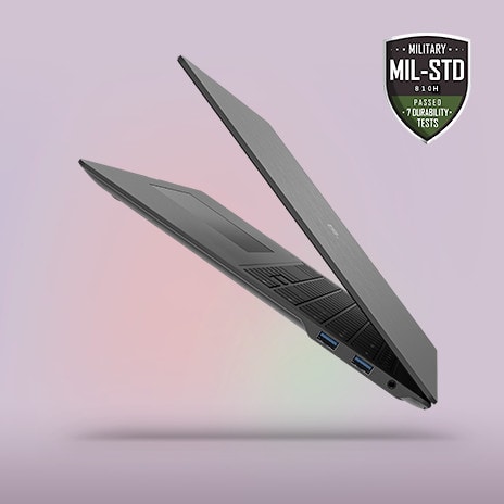 Ein schlankes, teilweise offenes Laptop mit minimalistischem Design, das vor einem Hintergrund mit sanftem Farbverlauf pr?sentiert wird. Das MIL-STD-Zertifikat für Haltbarkeit wird gut sichtbar in der oberen rechten Ecke angezeigt und unterstreicht die schlanke, leichte und dennoch robuste Bauweise.	