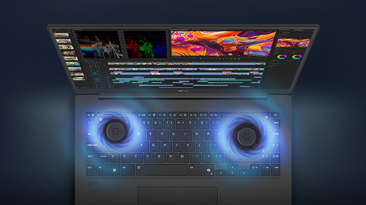 Ein Laptop mit einer Videobearbeitungsoberfl?che auf dem Bildschirm, auf dem zwei Lüfter zu sehen sind, die blaue Luftstrom-Visualisierungen ausstrahlen und die fortschrittliche Kühltechnologie betonen.	